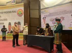 Gubernur Riau  Syamsuar yang menyaksikan penandatangan MoU Kerjasama antara Perusahaan PMA/PMDN dengan 215 UMKM se Provinsi Riau