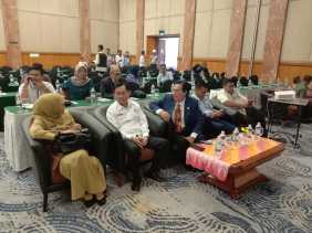 Kepala DPMPTSP Provinsi Riau mewakili Gubernur Riau menyampaikan paparan pada Forum Investasi Pemerintah Provinsi Riau dengan Kamar Dagang Industri Provinsi Riau