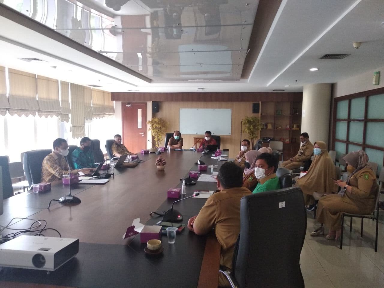 Studi Banding Mengenai Pengelolaan DPMPTSP Provinsi Riau Dalam Kemudahan Berusaha Melalui Pelayanan Perizinan dan Penanaman Modal