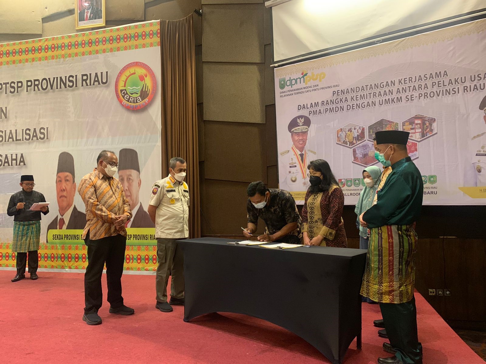 Gubernur Riau Syamsuar yang menyaksikan penandatangan MoU Kerjasama antara Perusahaan PMA/PMDN dengan 215 UMKM se Provinsi Riau