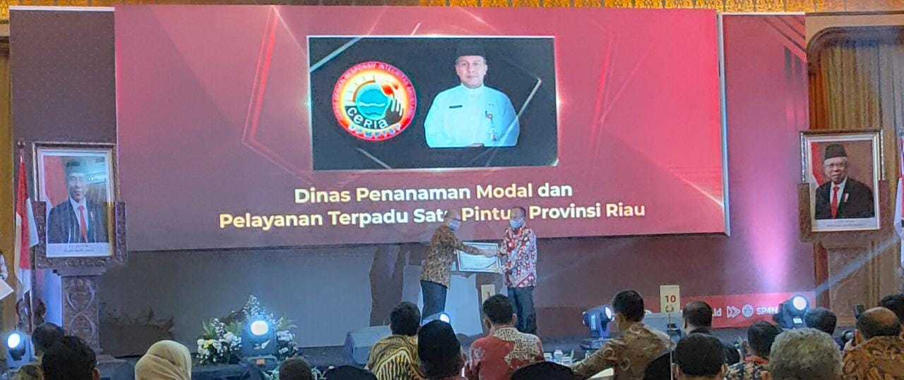 DPMPTSP Provinsi Riau Menerima Peanugrahan Pengelolaan Pengaduan Pelayanan Publik terbaik 