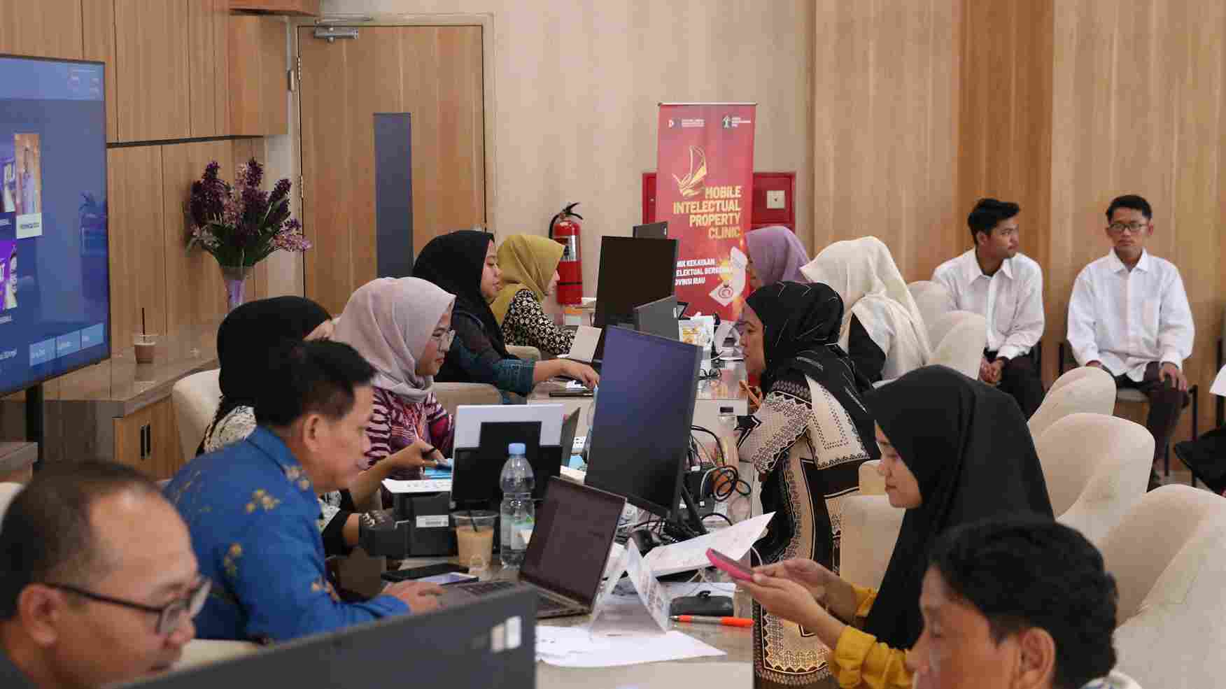 Pusat Pelayanan Publik Provinsi Riau Berkolaborasi dengan KEMENHUMHAM dan DISPERINDAGKOPUKM Provinsi Riau