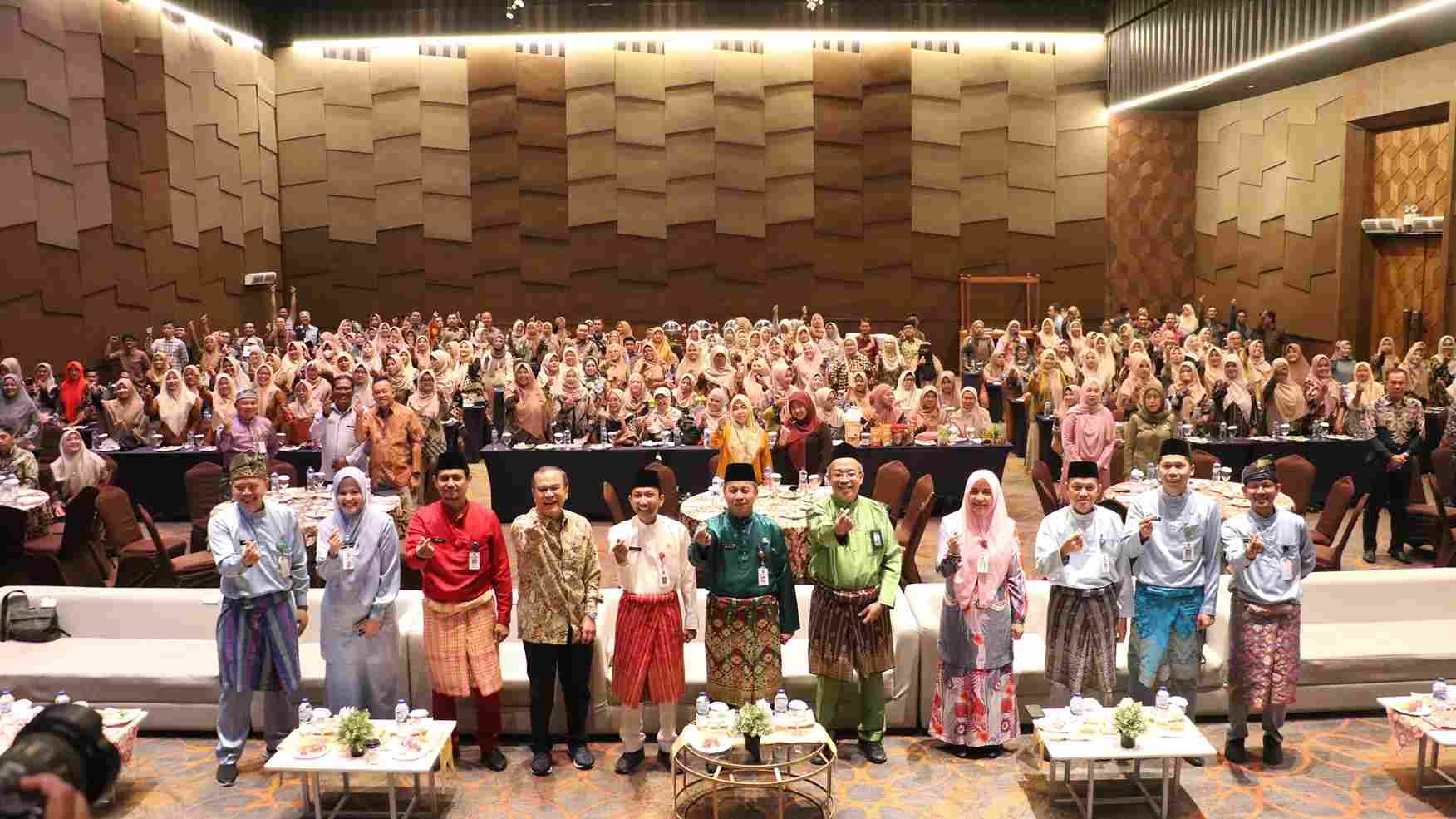 PEMBERIAN NOMOR INDUK BERUSAHA, FASILITASI HAKI DAN FASILITASI SERTIFIKASI HALAL KEPADA 200 UMKM DAN MENDORONG BERTUMBUH UMKM MELALUI PENANDATANGAN KOMITMEN BERSAMA ANTARA PELAKU USAHA BESAR