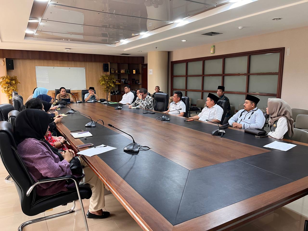 DPMPTSP Provinsi Riau Terima Kunjungan DPRD Kabupaten Rokan Hulu Bahas Strategi Pasca Inpres No. 1 Tahun 2025